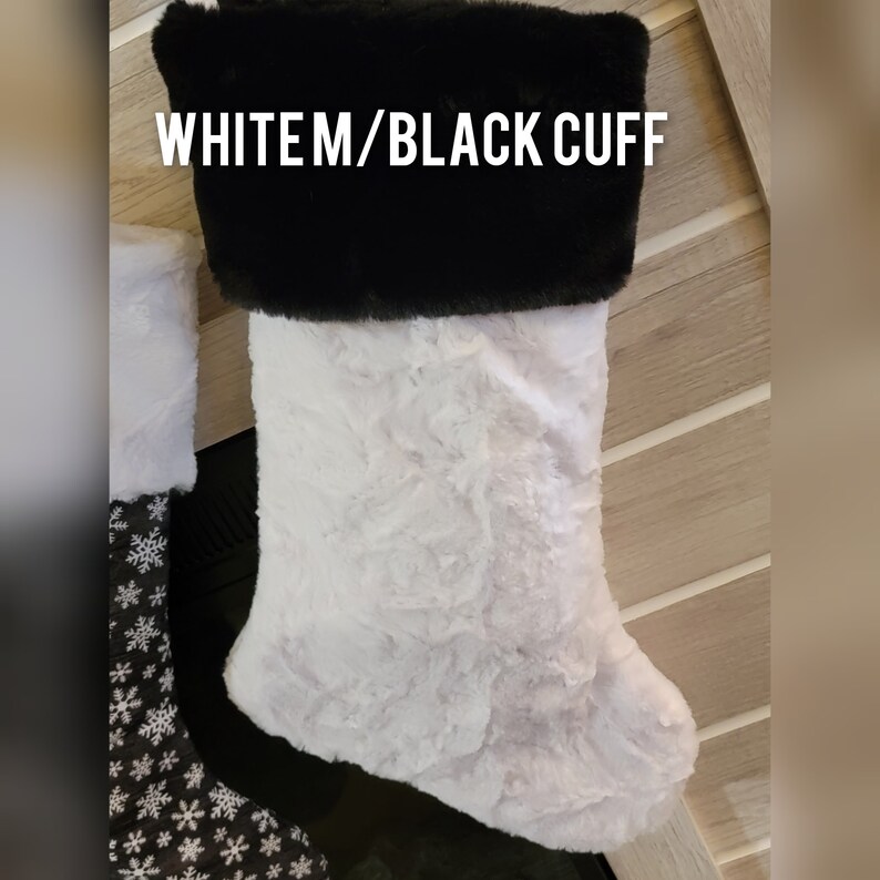 Pode incluir: Meia de Natal branca com punho preto. A meia tem uma apar&ecirc;ncia macia e texturizada. O texto "WHITEM/BLACK CUFF" &eacute; exibido na parte superior da meia.