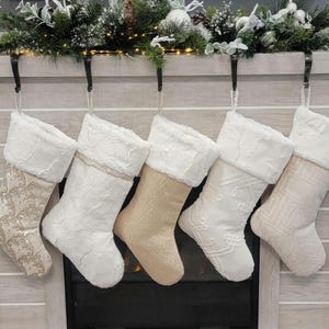 Mooie kerstsokken, gouden kerstsokken, crèmekleurige kousen, ivoren kousen, kerstcadeaus, kerstversiering, modern.