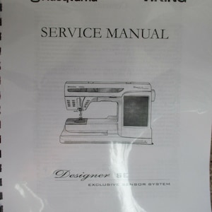 Puede incluir: Un manual de servicio en blanco y negro para una máquina de coser Husqvarna Viking Designer SE. El manual tiene el texto "SERVICE MANUAL" y "Designer SE EXCLUSIVE SENSOR SYSTEM" en la portada. El manual tiene el número de pieza 104 72 77-26.