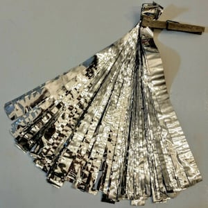 Tiras de mylar prateadas brilhantes de 3/4 "x 6 1/2" para dissuadir animais de jardim, pássaros, cervos, artesanato infantil, projetos de arte, fita de pompons, fornecimento de artesanato, uso no varejo