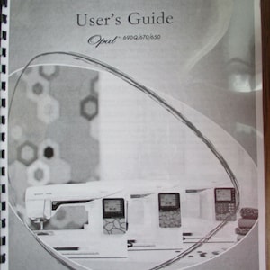 Op de afbeelding: Een spiraalgebonden gebruikershandleiding voor de Husqvarna Viking Opal 690Q/670/650 naaimachine. De omslag toont de tekst "User's Guide" en "Opal" met een afbeelding van de naaimachine en de bedieningspanelen. De slogan "Keeping the World Sewing" staat onderaan.