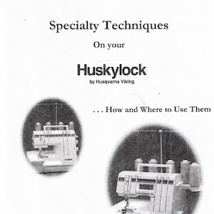 Może przedstawiać: Czarno-białe zdjęcie instrukcji obsługi maszyny do szycia. Instrukcja nosi tytuł "Specjalne techniki na Twojej Huskylock od Husqvarna Viking... Jak i gdzie ich używać".