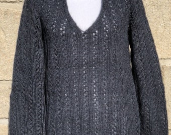 Pull col V tricoté en laine mohair et soie gris motifs ajourés