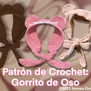 May include: Three crocheted bear bonnets in brown, pink, and beige are displayed. Each bonnet features bear ears and ties at the neck. The image includes text that reads "Patrón de Crochet: Gorrito de Oso" and the copyright information.