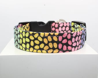 Puede incluir: Un collar de perro negro con un patrón colorido, multicolor y moteado. El patrón recuerda a las chispas de caramelo o los huevos de Pascua.