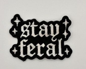 Stay Feral geborduurde patch | Witchy Goth Rave Festival | Goblincore accessoire | Alternatieve kleding, schattig | Cottagecore cadeau