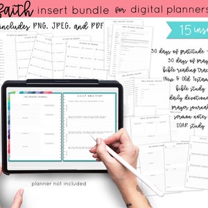 K&ouml;nnte beinhalten: Ein Bundle mit digitalen Planer-Eins&auml;tzen f&uuml;r die Planung im Glauben. Das Bundle enth&auml;lt 15 druckbare Eins&auml;tze in Schwarzwei&szlig;, wie z. B. 30 Tage Dankbarkeit, 30 Tage Gebet, Bibel-Lese-Tracker, Bibelstudium, t&auml;gliche Andacht, Gebetsjournal, Predigtnotizen und SOAP-Studium. Das Bild zeigt ein digitales Tablet, auf dem ein Beispiel f&uuml;r einen Einsatz angezeigt wird, sowie eine Hand, die einen Stift h&auml;lt.