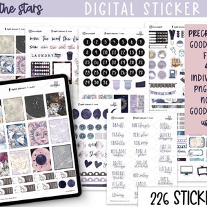 Könnte beinhalten: Ein digitales Sticker-Set mit 226 Stickern zum Thema Himmel. Die Sticker beinhalten Monde, Sterne, Sternbilder und andere Himmelsmotive in den Farben Lila, Blau und Grau. Das Set enthält vorgefertigte Goodnotes-Dateien und einzelne PNGs für Nicht-Goodnotes-Benutzer.