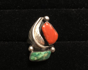 Vintage zilveren Navajo-ring ontwerp met koraal en turkooisblad
