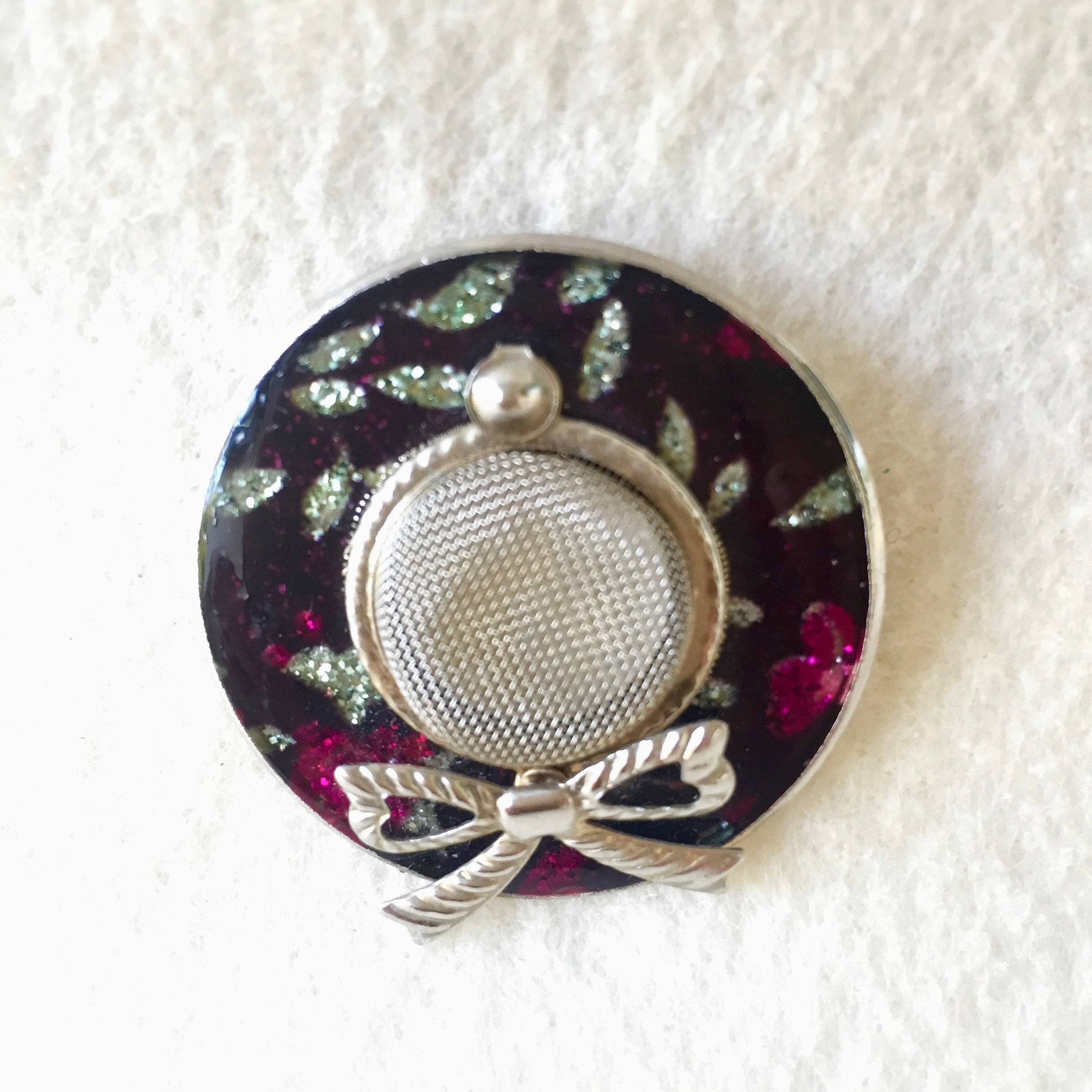 Broche Vintage En Métal Doré émaillé Violet - Forme Chapeau De Paille - Fabriqué En France