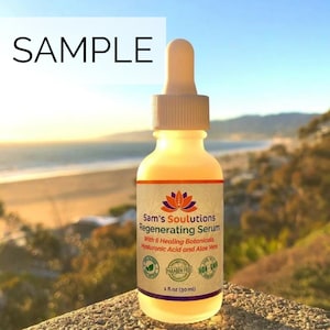 Puede incluir: Una botella de vidrio transparente con un gotero blanco y una etiqueta blanca. La etiqueta dice "Sam's Soulutions Regenerating Serum" con el texto "With 6 Healing Botanicals, Hyaluronic Acid and Aloe Vera" debajo. La botella es de 1 fl oz (30 ml).