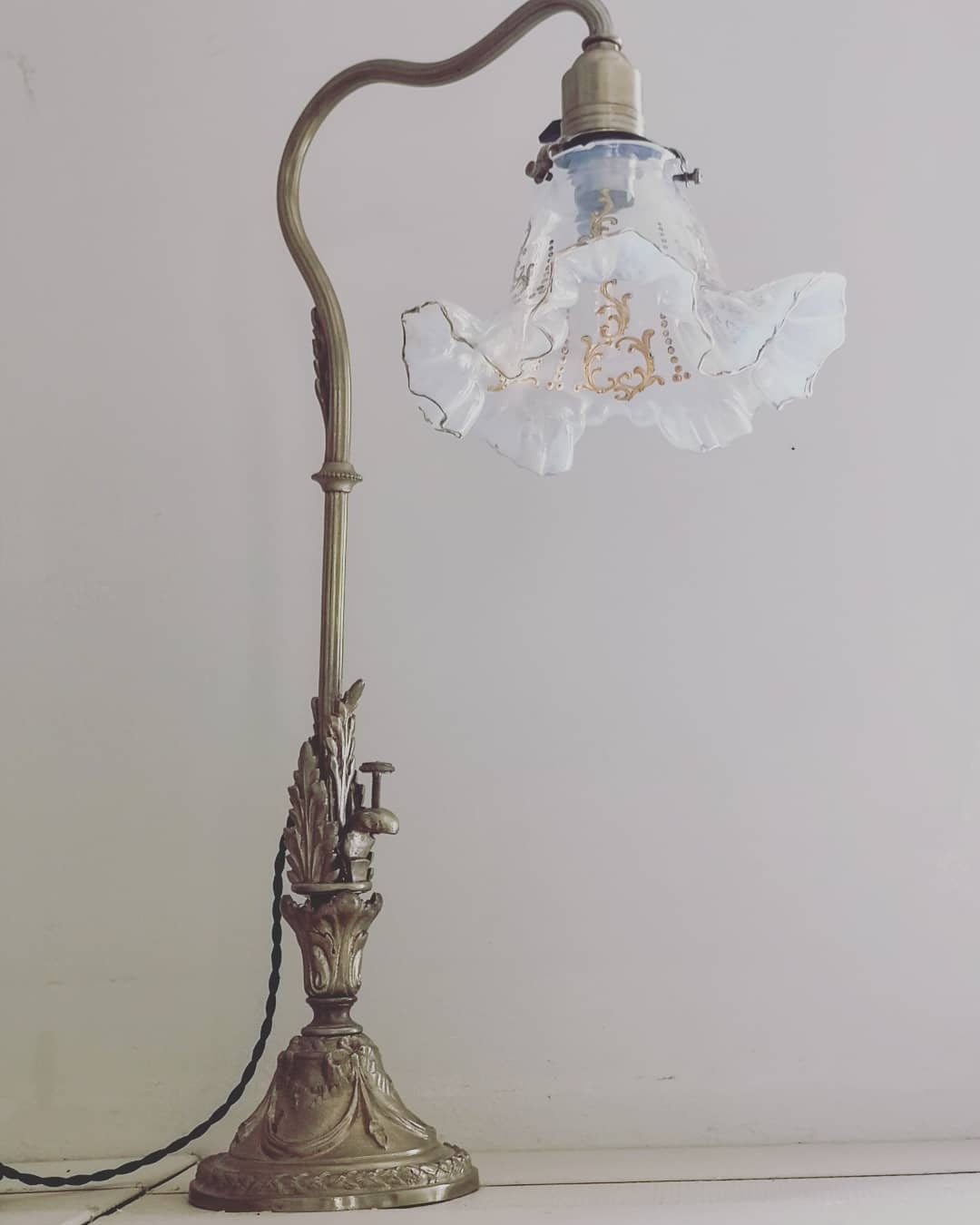 Lampe Art Nouveau en Bronze à Bascule Pour Piano. Tulipe Cristal Opalescent Dorée L'or Fin.