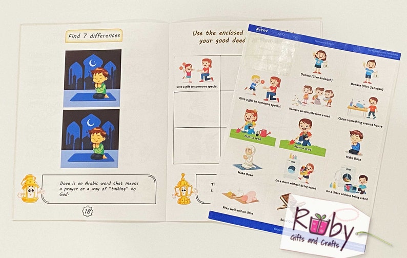 Puede incluir: Un libro abierto con ilustraciones coloridas de un ni&ntilde;o rezando y una variedad de buenas acciones. El libro incluye el texto "Find 7 differences" y "Use the enclosed your good deed".