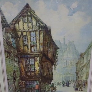 Könnte beinhalten: Ein Aquarellgemälde, das eine Straßenszene in einer europäischen Stadt zeigt. Das Gemälde zeigt ein hohes, schmales Gebäude mit einer Fachwerkfassade und einer Reihe von Fenstern. Das Gebäude befindet sich auf einer Kopfsteinpflasterstraße mit anderen Gebäuden im Hintergrund. Das Gemälde ist in einem realistischen Stil mit einer gedämpften Farbpalette gehalten.