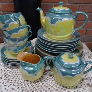 1940er Jahre handbemalt Made in Japan Gelb und Grün Full Luncheon Set; Teekanne, Sahne und Zucker, 6 Tassen und Untertassen und 6 Teller