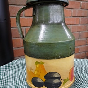 Vintage groen geverfd melkblikje: Rueters Dairy, decor zomerfruit