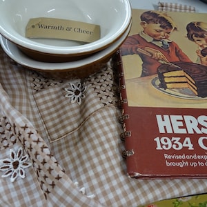 Vintage Bauernküche Set: Schürze kariert, HALL Schälchen, Hershey&#39;s Kochbuch
