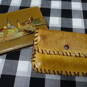 Carteras vintage de cuero color canela; Cartera de cuero repujado de los años 70, Cartera de cuero con escenas alemanas decorativas, Venta individual, Carteras de cuero de los años 70
