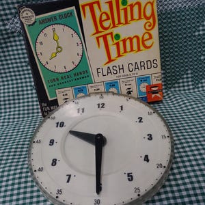 Vintage Zeit-Lehr-Set; Plastik-Lernuhr von Time Wise, die die Zeit in der Originalbox sagt