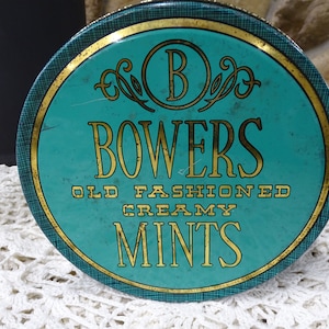 Vintage blikje Bowers Creamy Mints: blauwgroen en gouden art-deco snoepbus