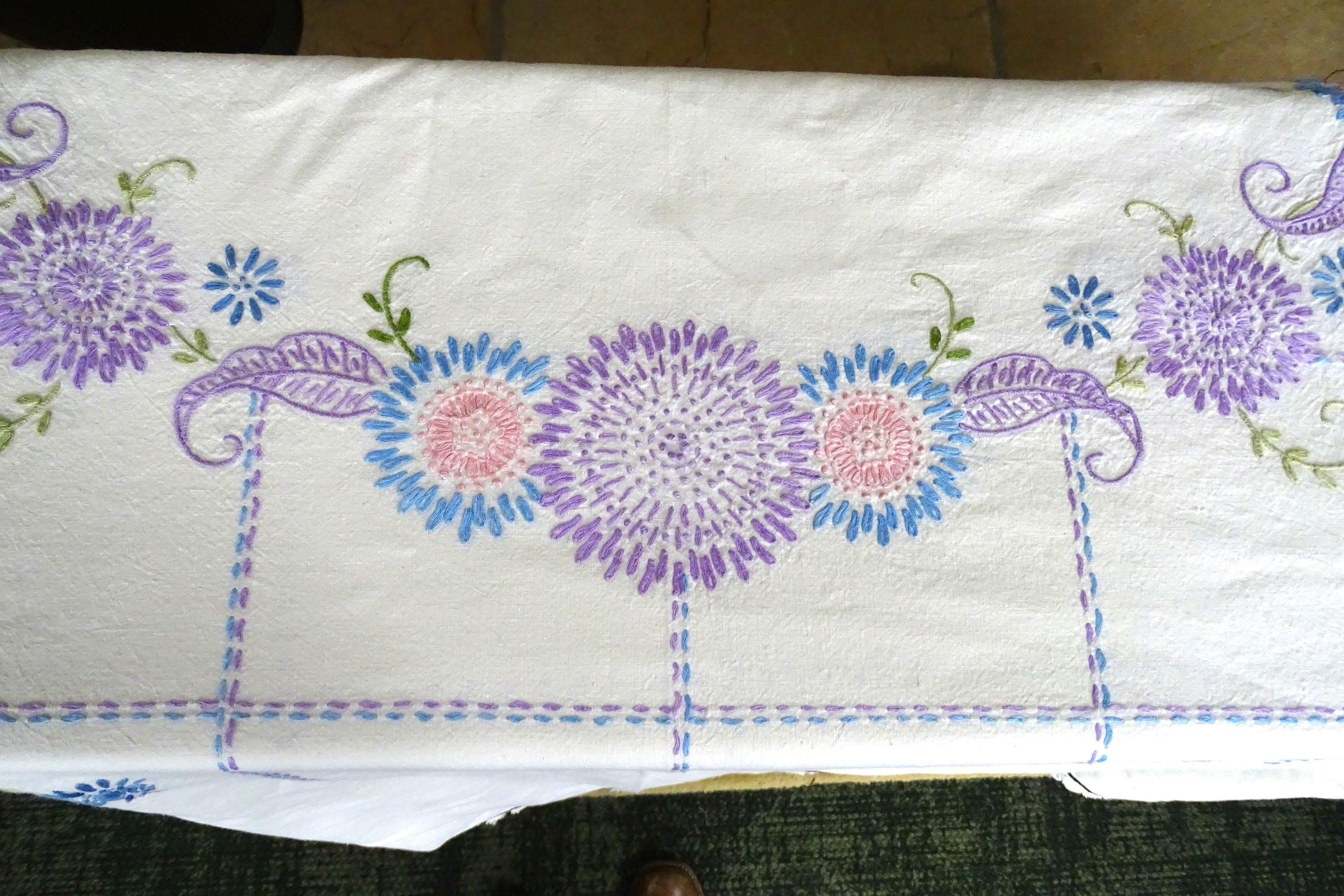 ヴィンテージ手刺繍コットンテーブルクロス：パステルカラーの花柄