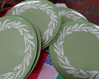 Rare Retro Boontonware Melamine Somerset Green Dinner Plates with Lily of the Valley Design in Storage Basket, Vintage Picnic /Patio Dishes