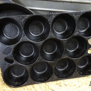 Vintage Cast Iron Mini Bundt Cake Muffin Pan with Handles UNMARKED