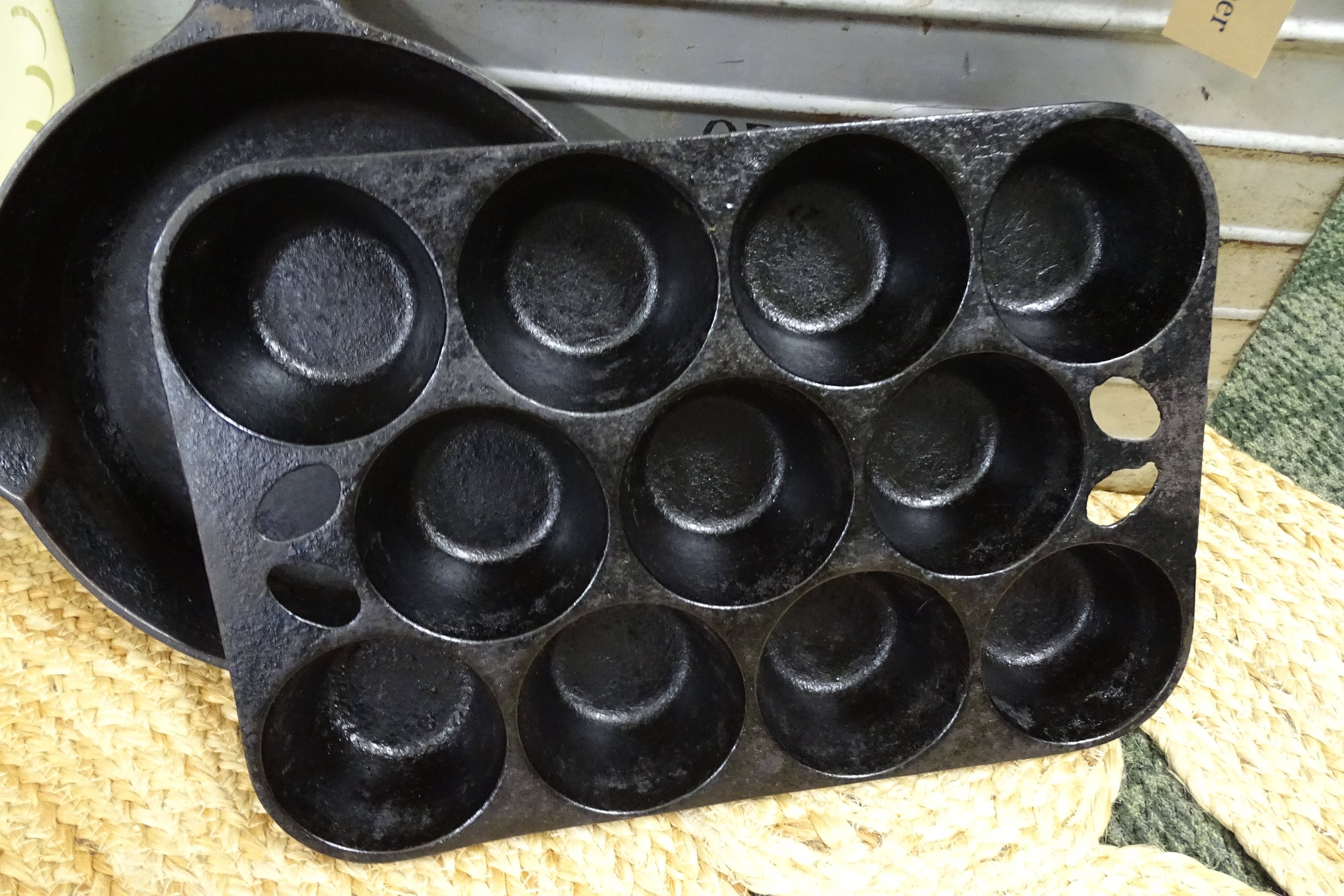 Vintage Wagner Ware Griswold USA Cast Iron Popover Muffin Pan 11 Hole Cup  Black