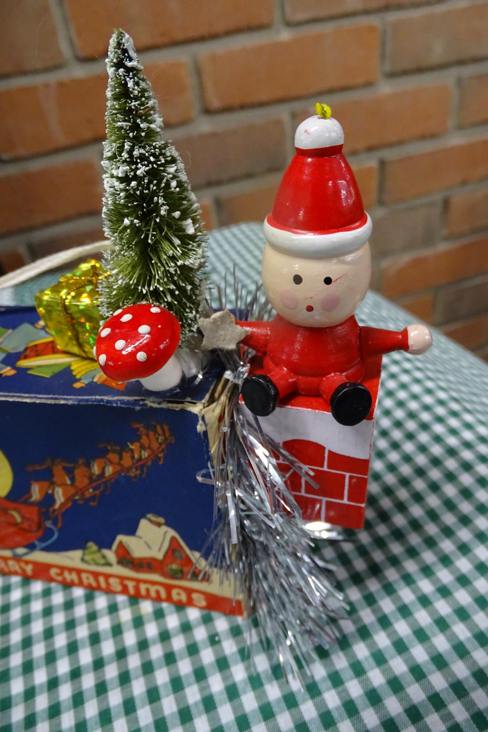 ヴィンテージサンタクロースのクリスマスアセンブラージュ：1960年代の