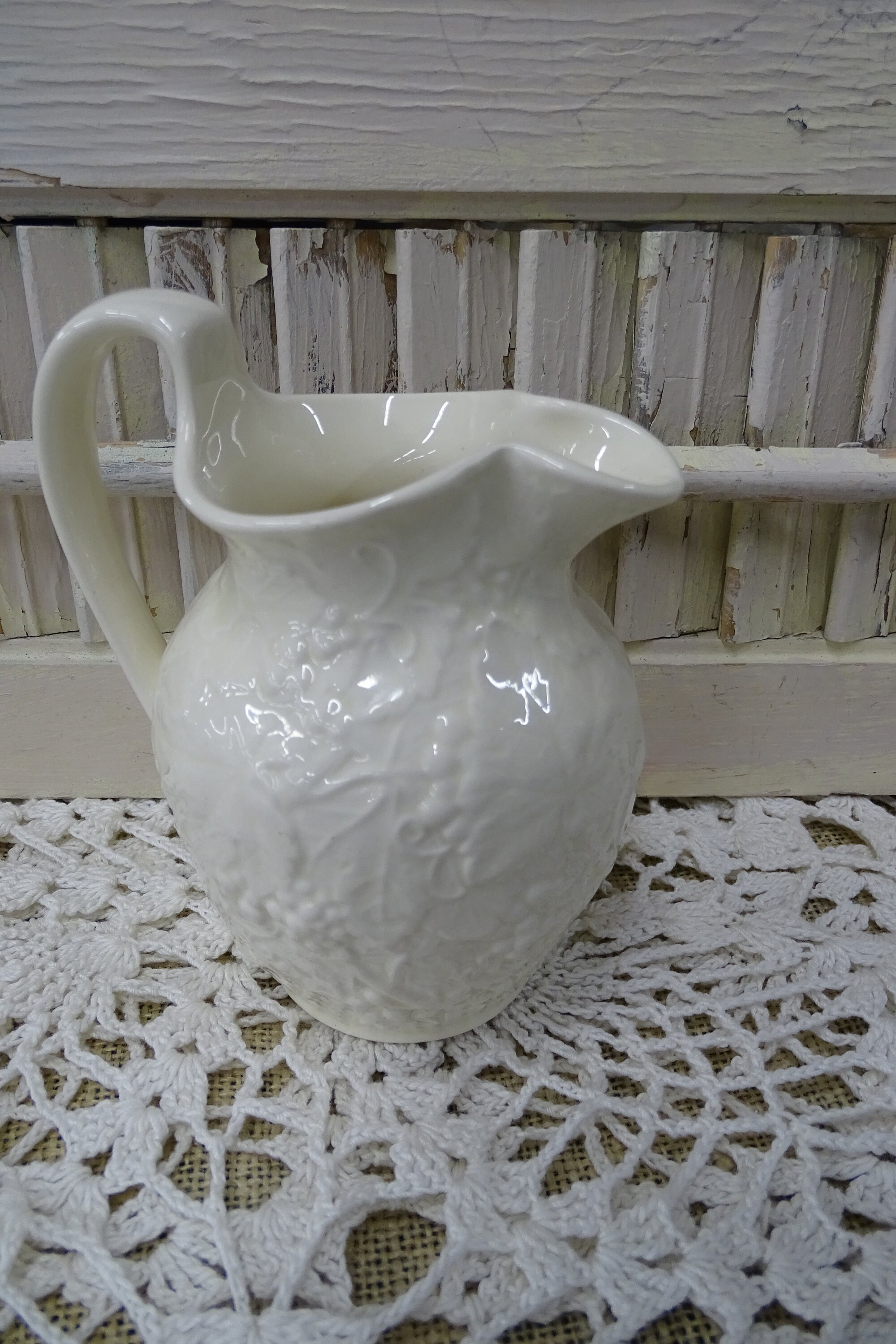 Jaren 1930 Wedgwood Etruria & Barlaston kleine ivoor crèmekleurige kan met reliëf druif en groenmotief, vintage wedgwood ivoor creamer