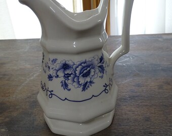 Vintage Simpsons England Edison Institute Greenfield Village Clinton Inn-patroon met blauwe bloemen Serveerstukken, afzonderlijk verkocht