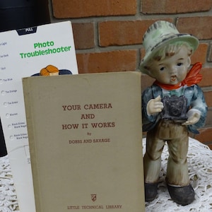 Collezione di macchine fotografiche vintage per hobbisti; Ragazzo con macchina fotografica Brownie, Scheda Photo Troubleshooter, La tua macchina fotografica e come funziona, libro del 1939, Set di macchine fotografiche