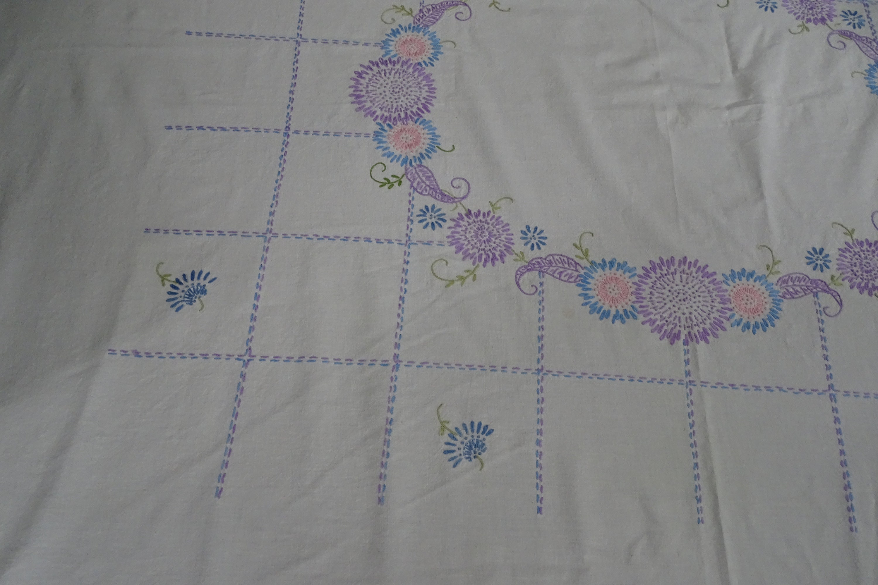 ヴィンテージ手刺繍コットンテーブルクロス：パステルカラーの花柄
