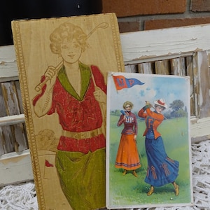 Vintage Lady Golfer Set; Vintage Pyrografie Holz Handschuh oder Utensilienbox und Postkarte aus dem Jahr 1900, Holzbox mit verbranntem / farbigem Design und Postkarte