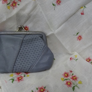 Vintage Roger Gimbel Graue Leder Geldbörse und geblümtes Taschentuch, Vintage Leder Münzbeutel mit Silber Kiss Verschluss Sammlerstück, Taschentuch
