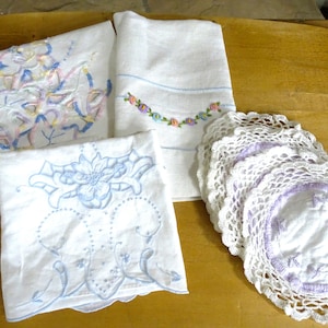Juego de lino bordado vintage: toallas de mano y posavasos en tonos pastel