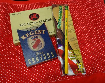 Vintage schrijfinstrumenten, Regent waskrijtjes, Red Robin gummen, Ticonderoga potloden, vintage school ephemera, vintage schrijfverpakkingen