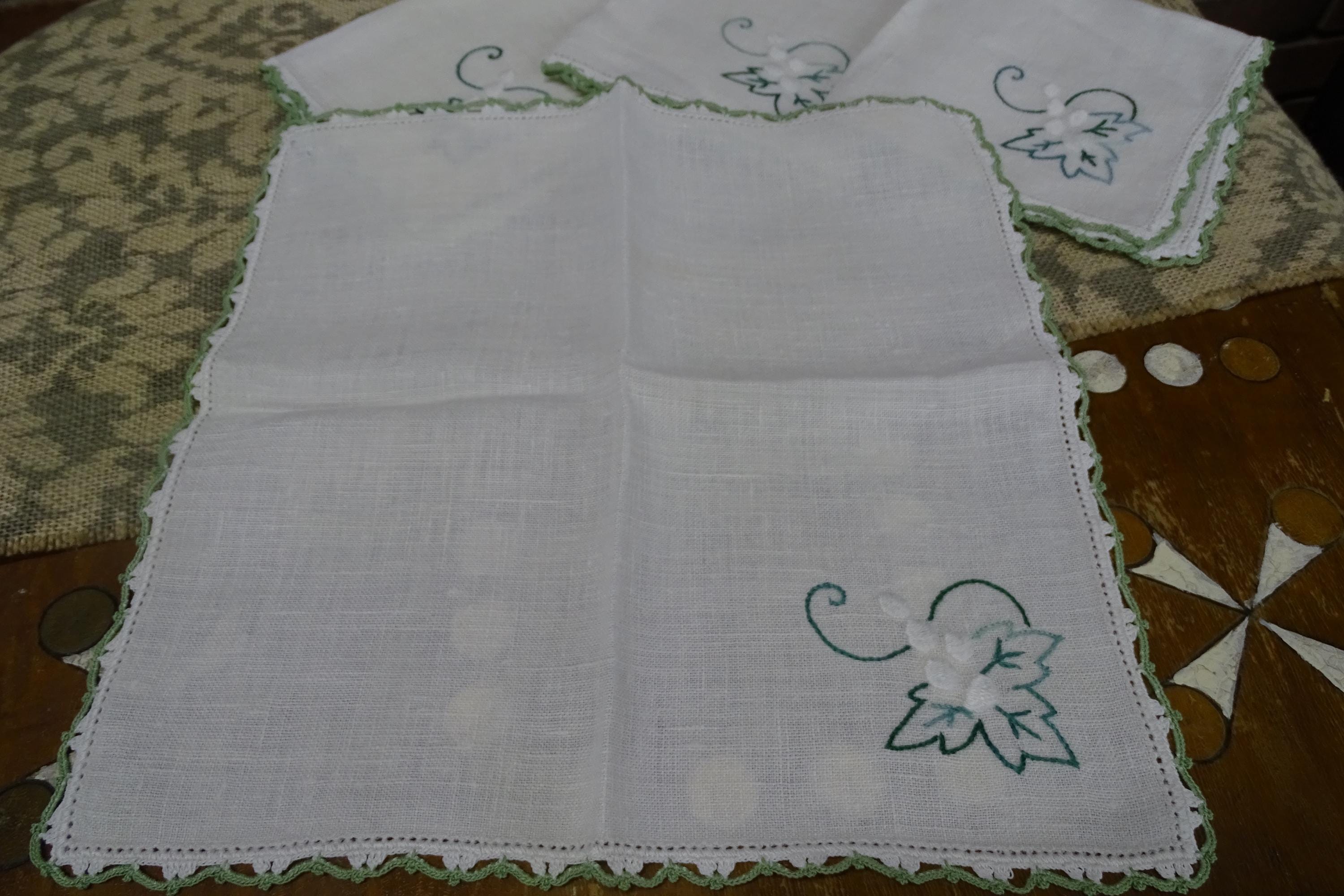 ヴィンテージホワイトリネンテーブルクロスセット：刺繍入りブドウ