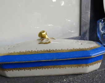 Antieke blauwe en gouden tandenborstel- of scheermeshouder met basis en deksel, antieke overdekte en geverfde keramische badkamerschotel met gouden peerhandvat,