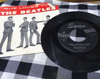 ザ・ビートルズ「シー・ラヴズ・ユー」45回転レコード（ピクチャースリーブ付き） – 1960年代ブリティッシュ・インヴェイジョン・コレクターズアイテム