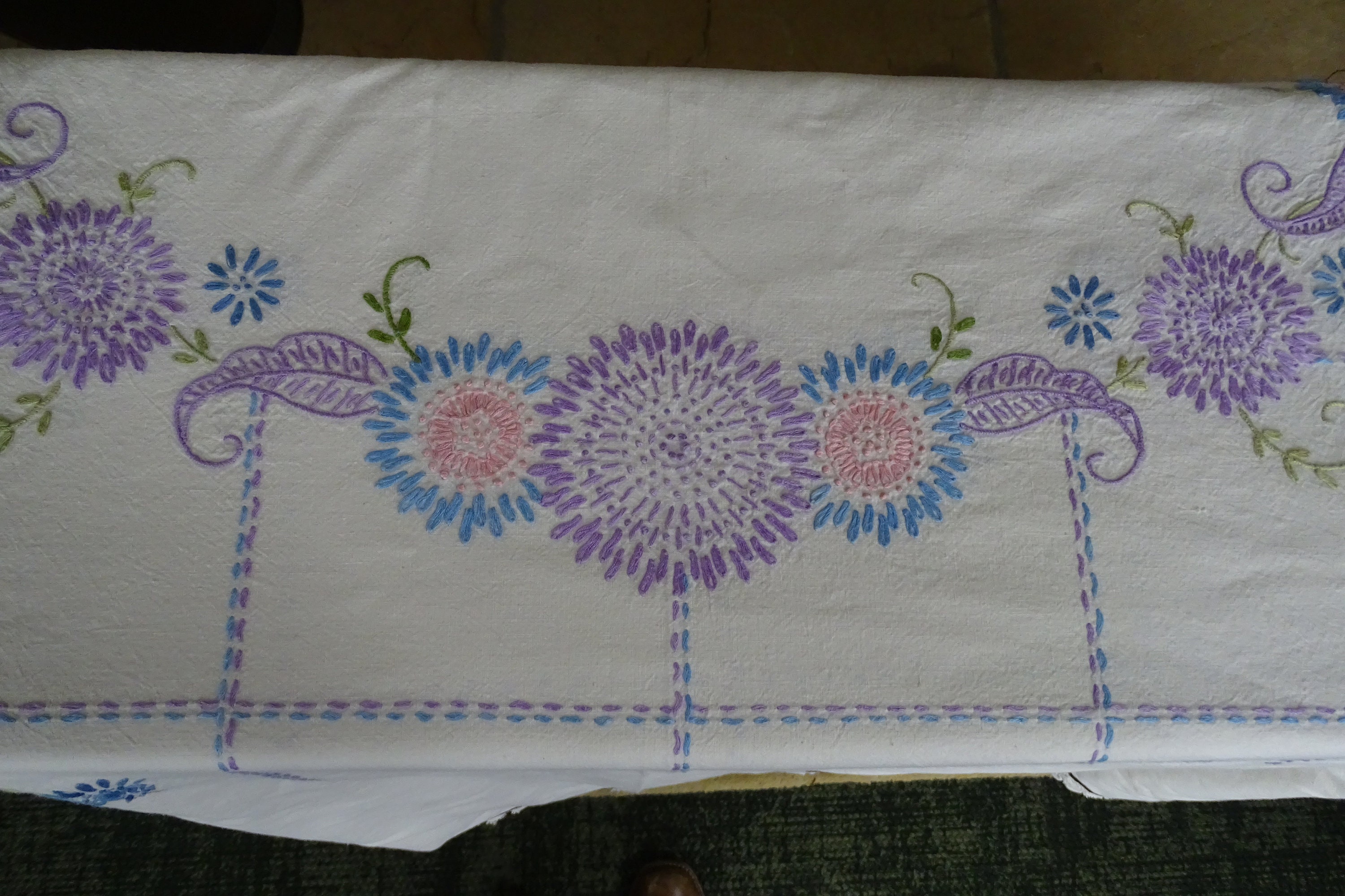 ヴィンテージ手刺繍コットンテーブルクロス：パステルカラーの花柄