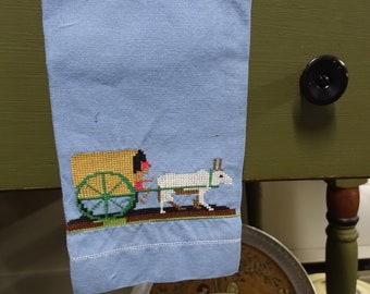 Covered Wagon Cross Stitch Hand Towel, Cross Stitch Covered Wagon and Oxen Hand Towel, 1960s Vintage Hand Towel, Vintage Linen Cross Stitch