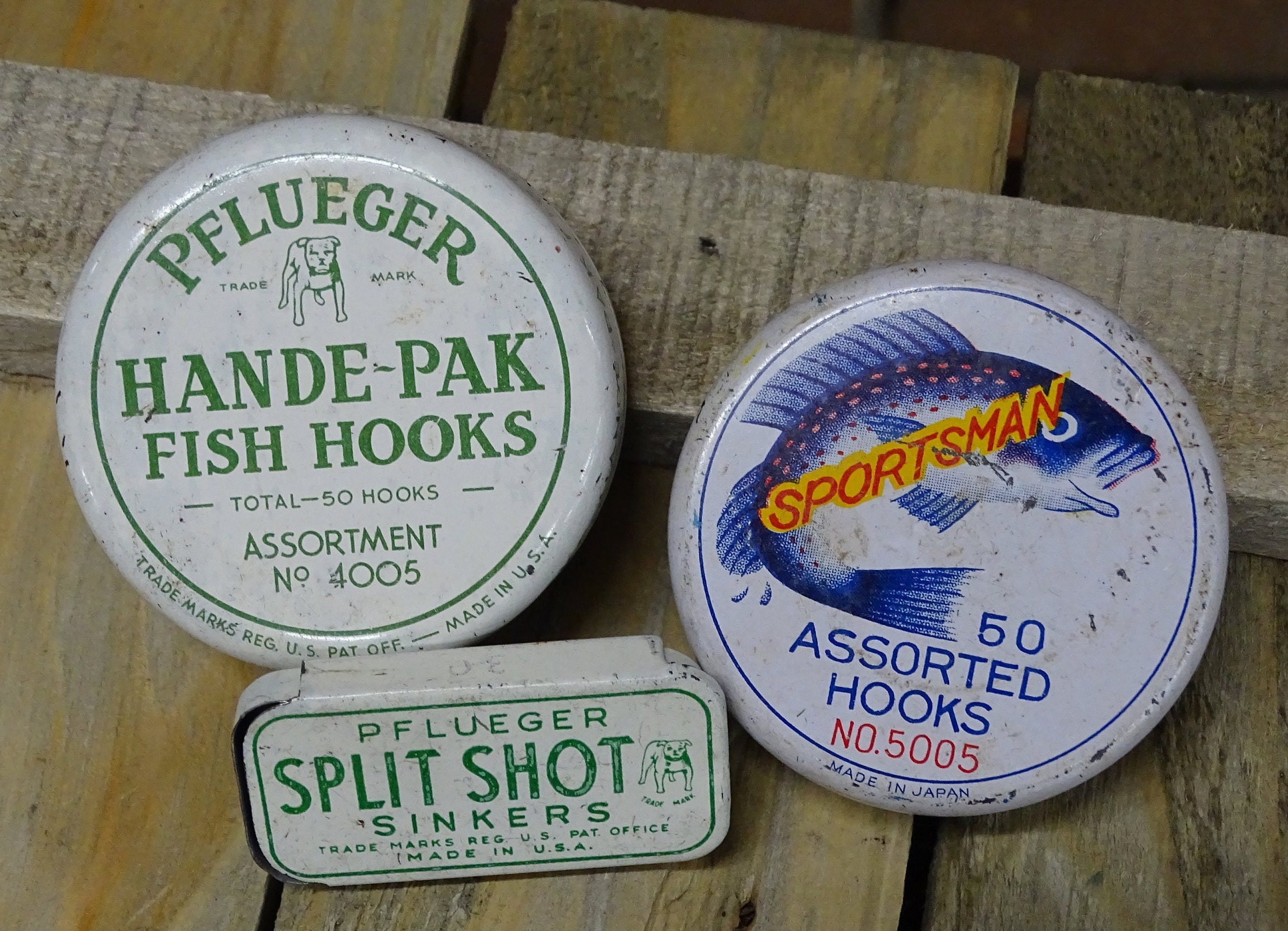 Lot of 2- Antique PFLUEGER HANDE-PAK FISH HOOKS No. 4005 Tins w/original  hooks 