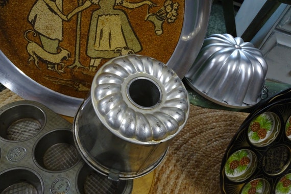 Vintage Metal Bundt Cake Pan or Jello Mold With Handle and Clip on Bottom Vintage Tin Baking Pan Vintage Metal Baking Pan for Storage Etsy Canada