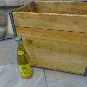 Vintage Vernor&#39;s Ginger Ale Wooden Crate with Bottle: Detroit Memorabilia