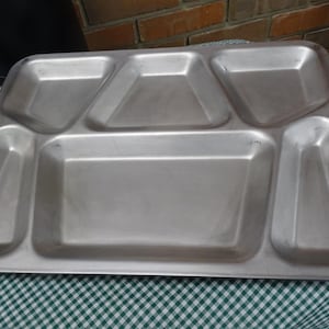 Juego de cuatro bandejas grandes de aluminio con divisiones vintage, bandejas de aluminio cepillado vintage con 6 compartimentos, estilo militar.