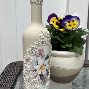 Bouteille en verre de découpage de fleurs de printemps peintes à la main, décoration de bouteille de vin, bouteille décorative, accent de décoration intérieure, cadeau unique, shabby chic