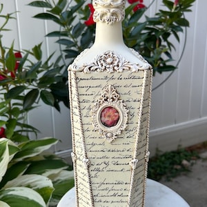 Bouteille en verre de servitude peinte à la main, décoration de pendaison de crémaillère, bouteille de servitude, bouteille décorative, accent de décoration intérieure, cadeau unique, shabby chic