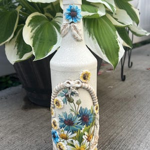 Bouteille en verre de serviettage de fleurs peintes à la main, décoration de bouteille de vin, bouteille décorative, accent de décoration à la maison, cadeau unique, shabby chic