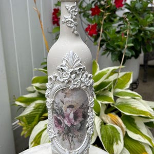 Bouteille découpée fabriquée à la main, accent décoratif floral, décoration intérieure rustique, décoration intérieure, bouteille recyclée, décoration unique, cadeau